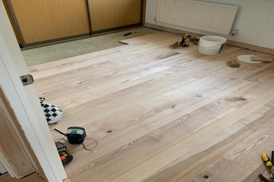 Fitting oak flooring boards